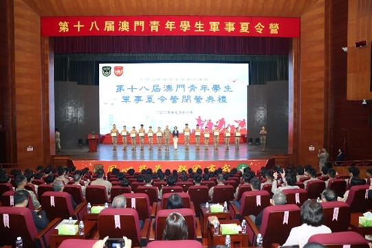 學(xué)生代表在閉營(yíng)典禮上獲頒結(jié)業(yè)證書(shū)。陳帥攝