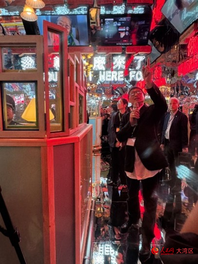 總策展人馮博一介紹主場(chǎng)展入口處的展品。人民網(wǎng)記者 富子梅攝