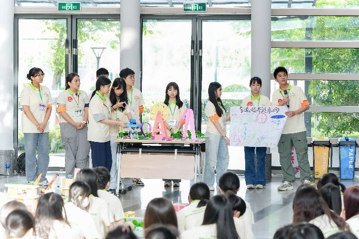 圖為同學們分組呈現(xiàn)對“未來城”的創(chuàng)意。主辦方供圖