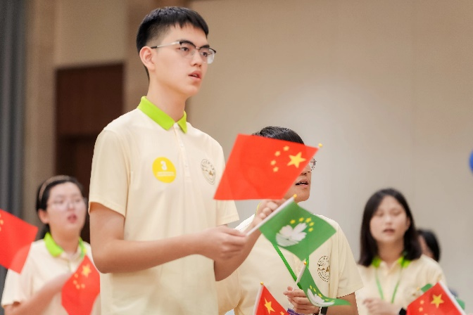 圖為同學們在聯(lián)歡會上揮舞國旗區(qū)旗唱響《我和我的祖國》。主辦方供圖