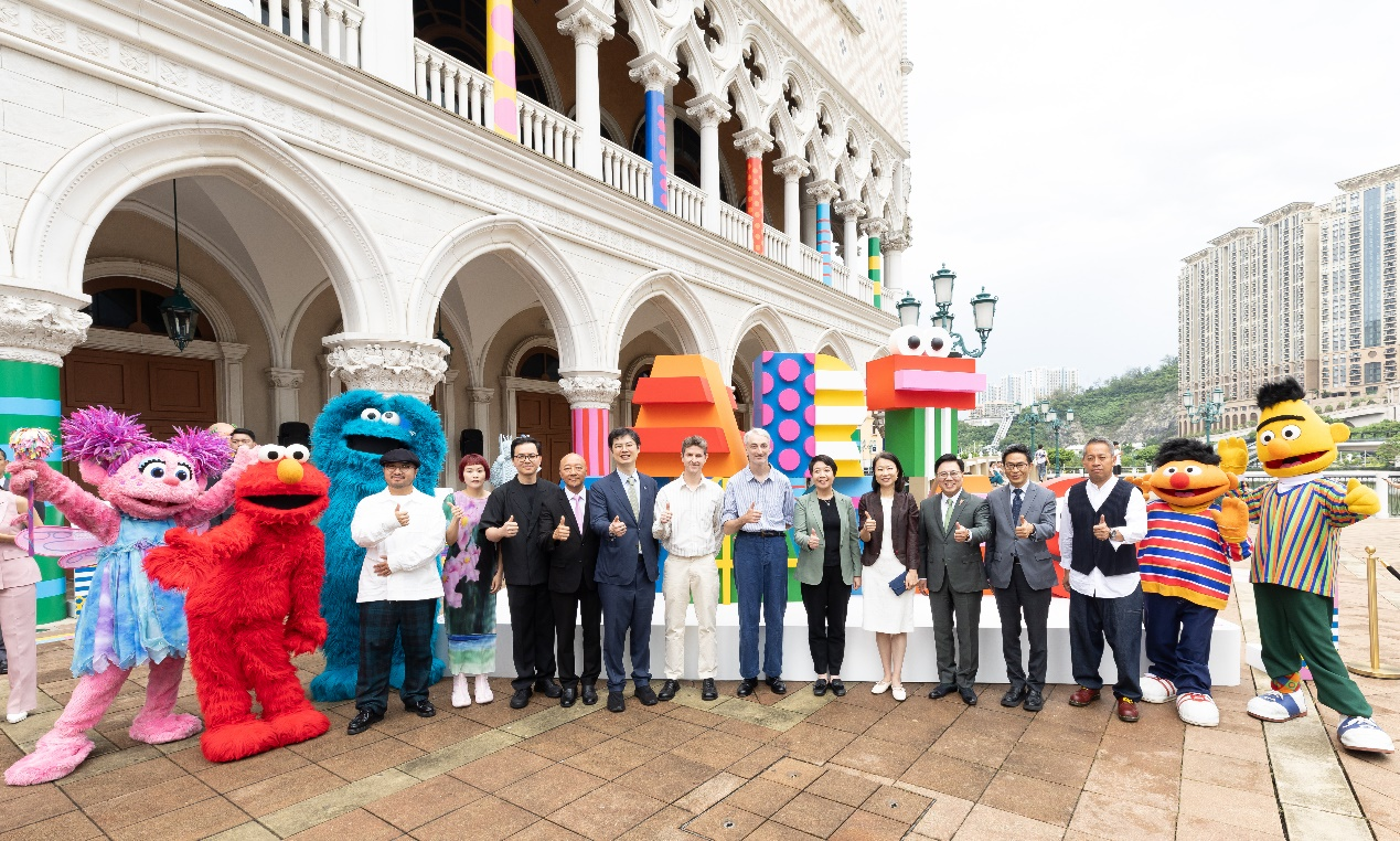 圖為策展人、藝術(shù)家等與專為澳門創(chuàng)作的藝術(shù)作品合影。（主辦方供圖）