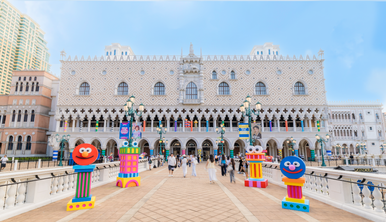 圖為與歐式風(fēng)情建筑外墻渾然天成的藝術(shù)場境。（主辦方供圖）