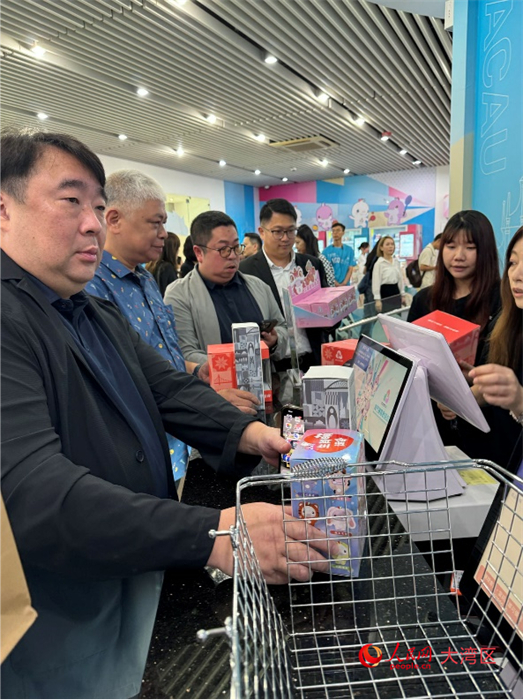 圖為許多顧客買到自己心儀的十五運會紀念品。人民網(wǎng)記者 富子梅攝