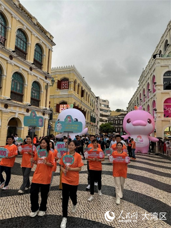圖為“迎百日 健步行”經(jīng)玫瑰堂步行至議事亭前地。人民網(wǎng)記者 富子梅攝