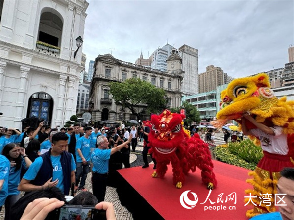 圖為岑浩輝在議事亭前地與舞獅隊互動。人民網(wǎng)記者 富子梅攝