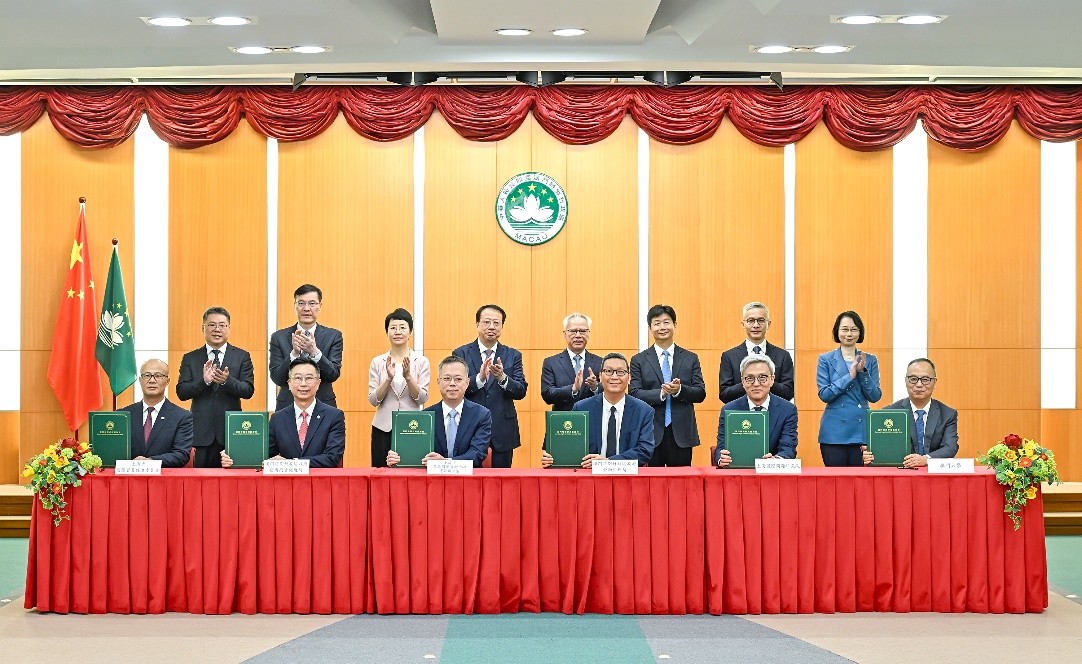 圖為岑浩輝、龔正等見(jiàn)證澳滬兩地代表簽署多份合作協(xié)議。澳門(mén)特區(qū)新聞局供圖