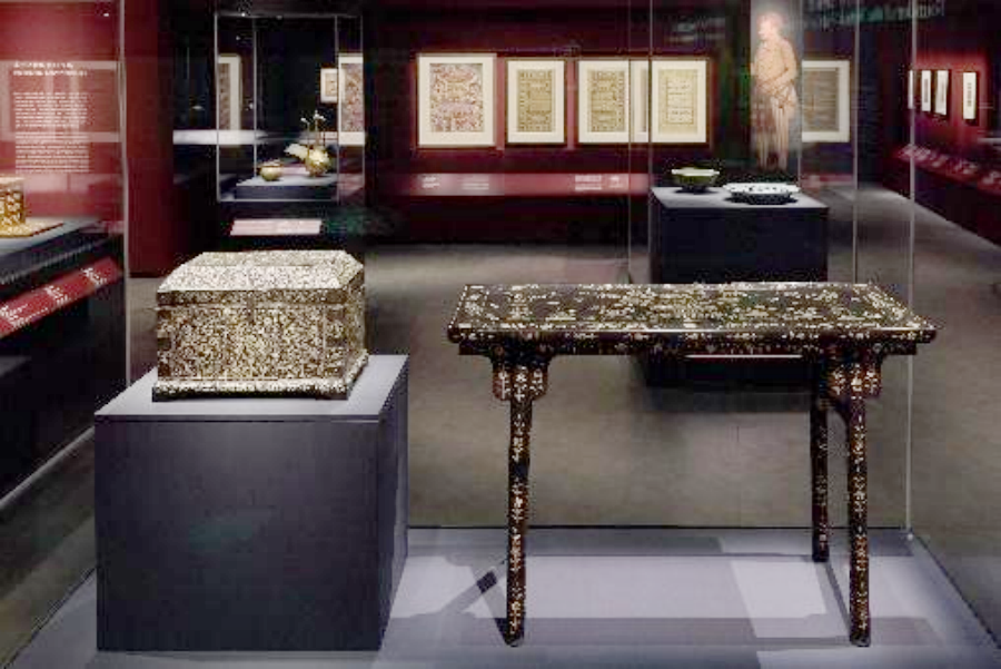 莫臥兒王朝儲(chǔ)物箱及中國(guó)明代花卉盆景圖平頭案。香港故宮文化博物館供圖