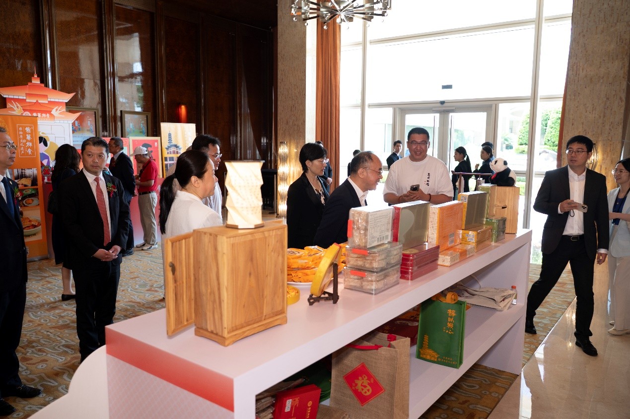 上海非遺美食在澳門展示，吸引眾人駐足觀看品嘗。主辦方供圖