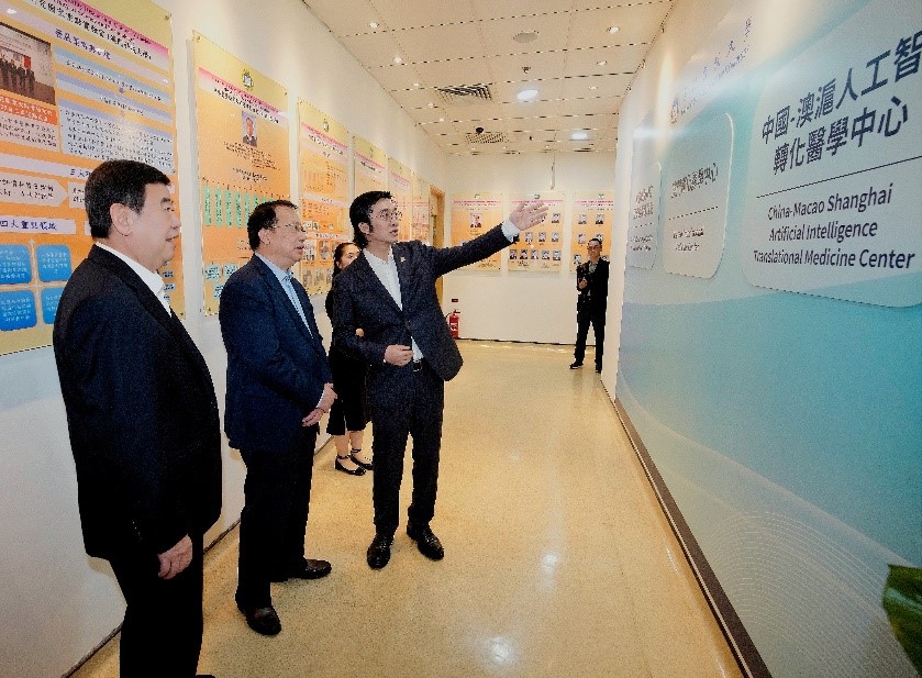 中國—澳滬人工智能轉化醫(yī)學中心主任何耀（右一）介紹中心概況。澳門科技大學供圖 