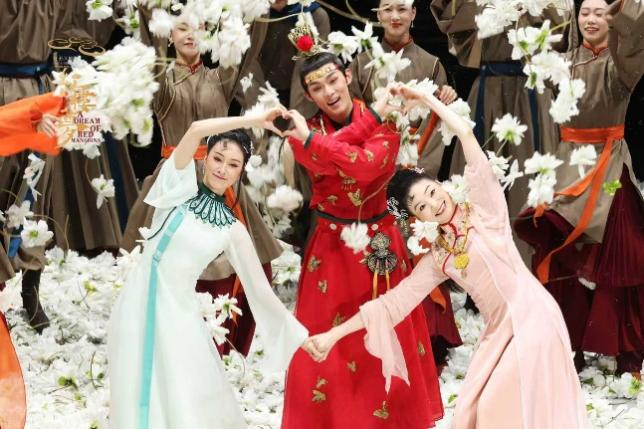 圖為主要演員向觀眾謝幕。主辦方供圖