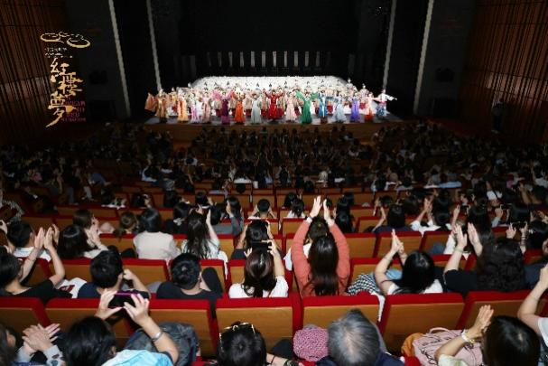 圖為在觀眾持續(xù)10余分鐘的掌聲中，舞者們數次謝幕。主辦方供圖