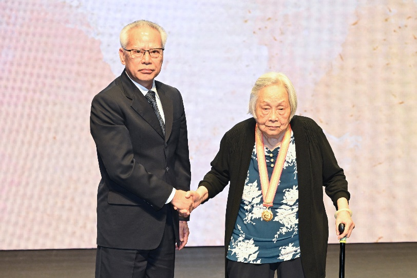 圖為岑浩輝向吳豐宇烈士家屬吳清華女士頒發(fā)紀(jì)念章。澳門(mén)特區(qū)政府新聞局供圖