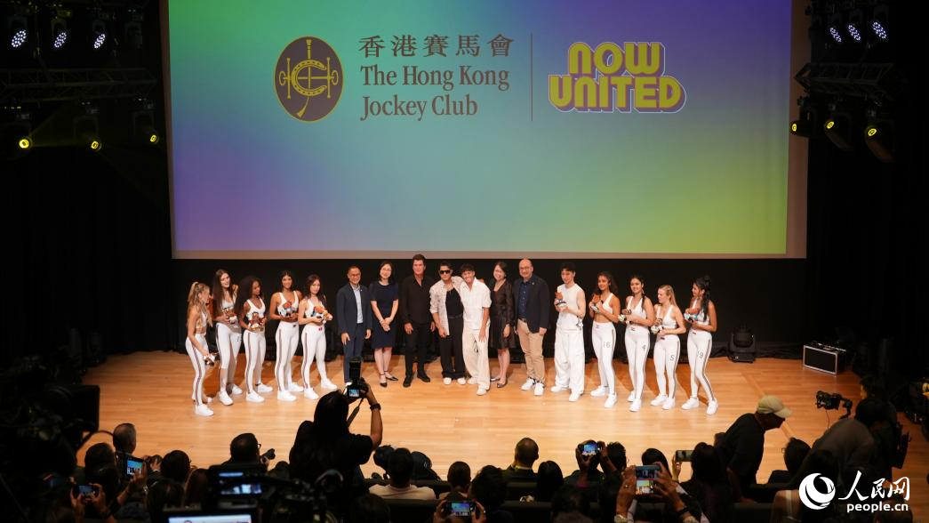 香港賽馬會“星動發(fā)展計劃”成團(tuán)（曾家瑩，左五）。人民網(wǎng) 吳宇揚(yáng)揚(yáng) 攝