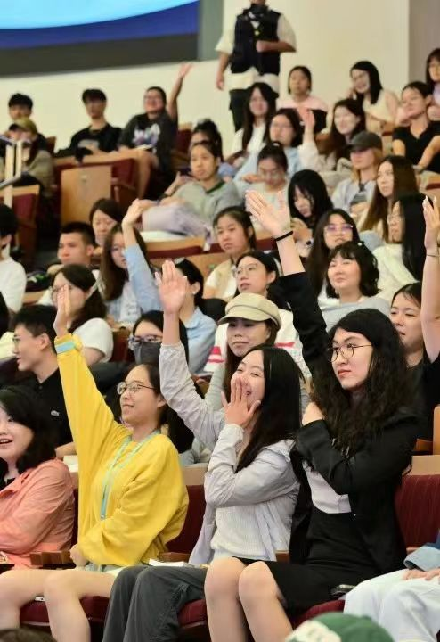 圖為同學們踴躍提問，現(xiàn)場氣氛熱烈。主辦方供圖