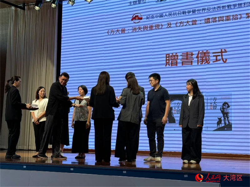 圖為馮雪松和趙香玲向澳門青年事務(wù)委員會委員等贈書。人民網(wǎng)記者 富子梅攝