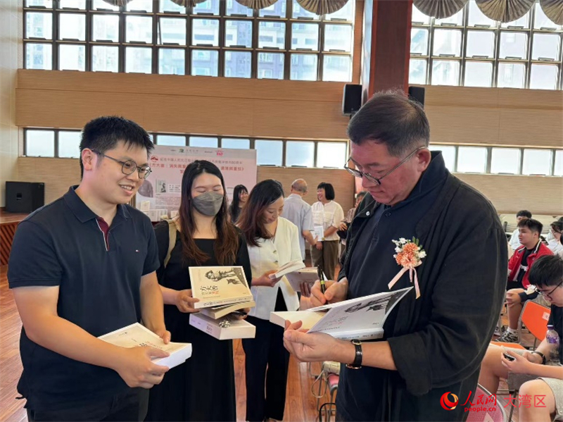 圖為馮雪松為繁體版新書讀者簽名。人民網(wǎng)記者 富子梅攝