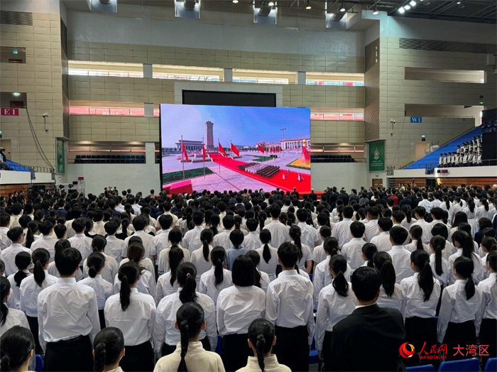 澳門(mén)特區(qū)政府官員、青年學(xué)生代表及社會(huì)各界人士在澳門(mén)理工大學(xué)觀(guān)看紀(jì)念大會(huì)直播。人民網(wǎng)記者 富子梅攝