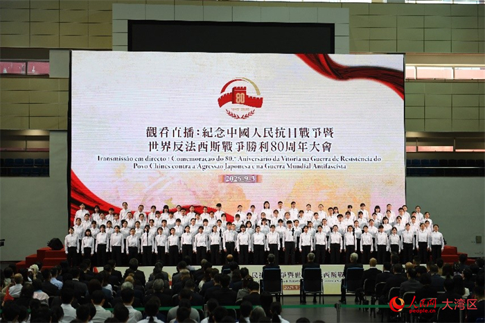 直播紀念大會開始前，學生合唱團演唱《追尋》《如愿》等歌曲。人民網(wǎng)記者 富子梅攝