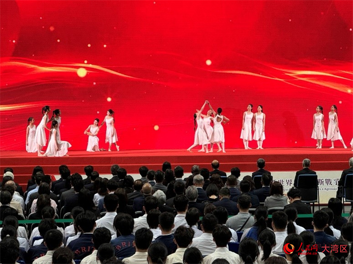 直播紀念大會開始前，澳門學生表演舞蹈《奔涌的禮贊》。人民網(wǎng)記者 富子梅攝