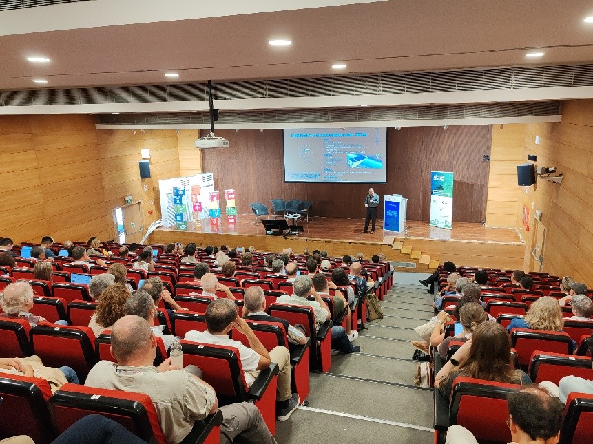 “澳科一號(hào)”衛(wèi)星首席科學(xué)家、澳門(mén)科技大學(xué)講座教授張可可向IAGA全球大會(huì)作特邀科學(xué)報(bào)告。澳門(mén)科技大學(xué)供圖