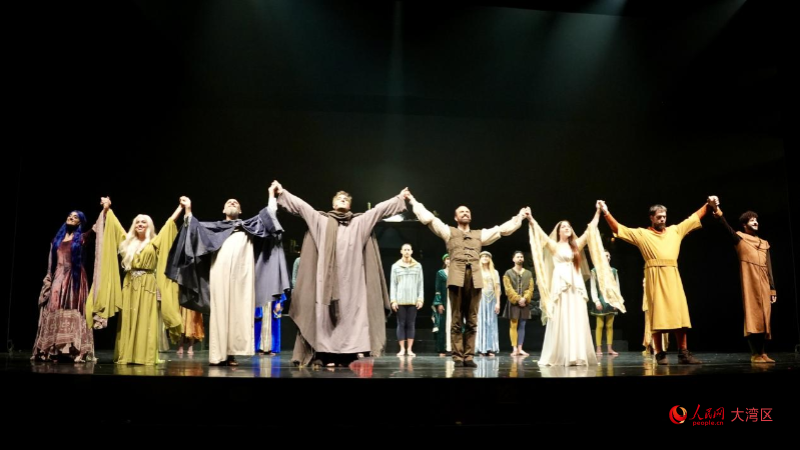 意大利音樂劇《神曲》演員謝幕。人民網(wǎng) 嚴(yán)小晶攝