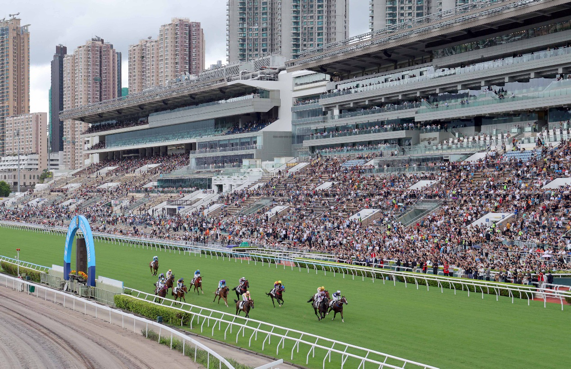 圖2.香港新賽馬季在沙田馬場開跑，風雨無阻馬迷熱情。主辦方供圖