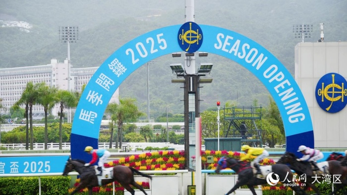 圖3.香港賽駒“嘉應高升”在潘頓的策騎下勇奪“香港特區(qū)行政長官杯”。人民網(wǎng) 吳宇揚揚攝