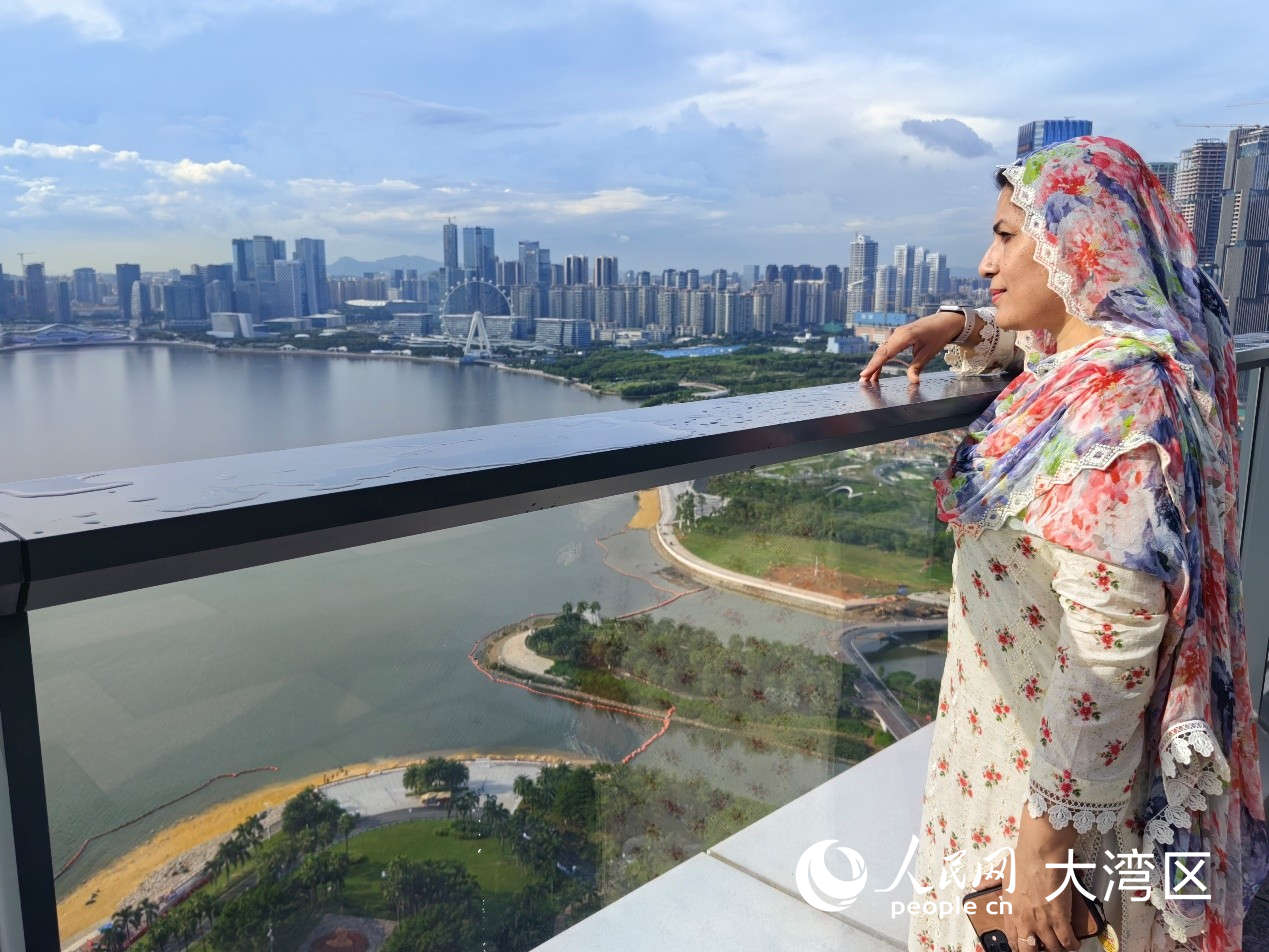 人民網(wǎng)外籍專家薩拉俯瞰深圳灣海岸線。人民網(wǎng)記者 王晶攝