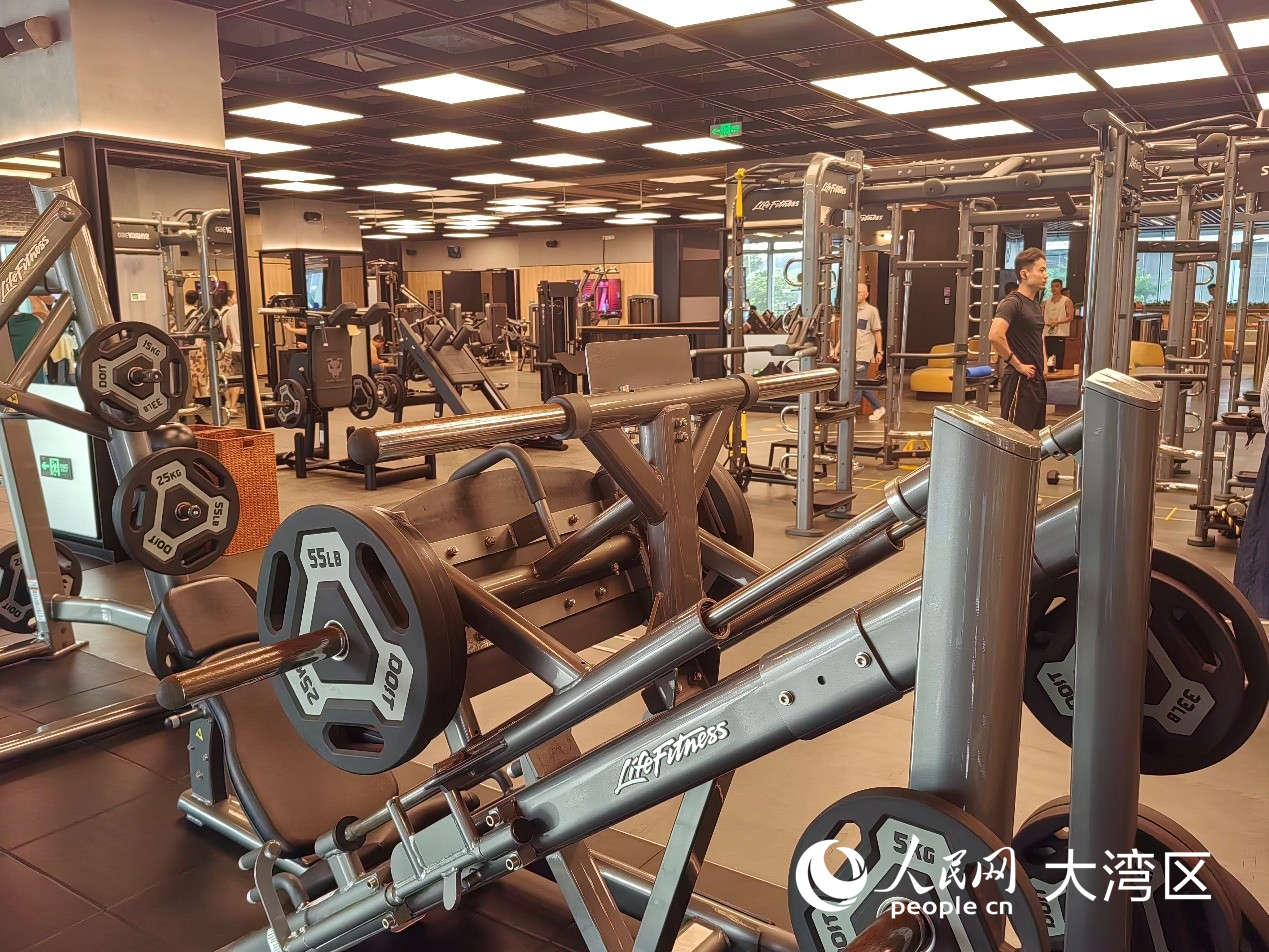 前海嘉里中心配套酒店完善的健身設(shè)備。人民網(wǎng)記者 王晶攝