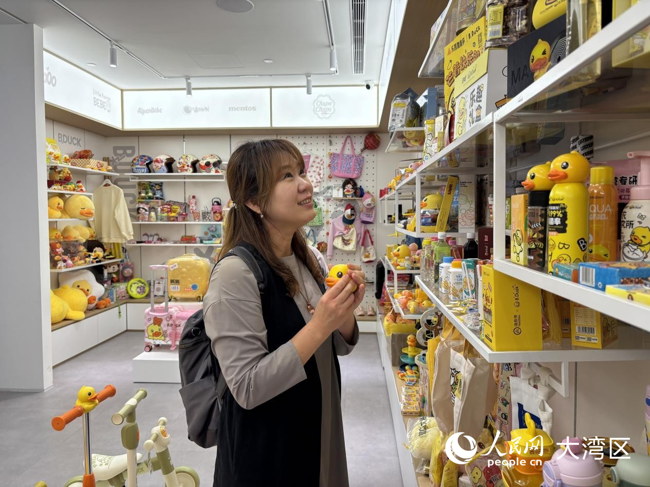 人民網(wǎng)韓國籍專家參觀小黃鴨聯(lián)名產(chǎn)品。 周錦佳攝