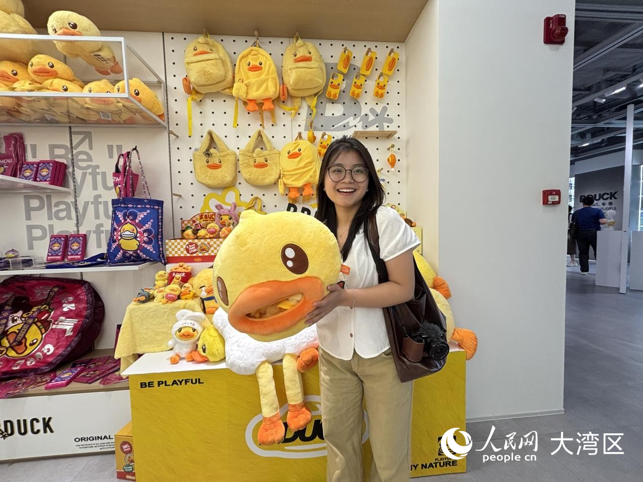 人民網(wǎng)越南籍專家參觀小黃鴨聯(lián)名產(chǎn)品。 周錦佳攝