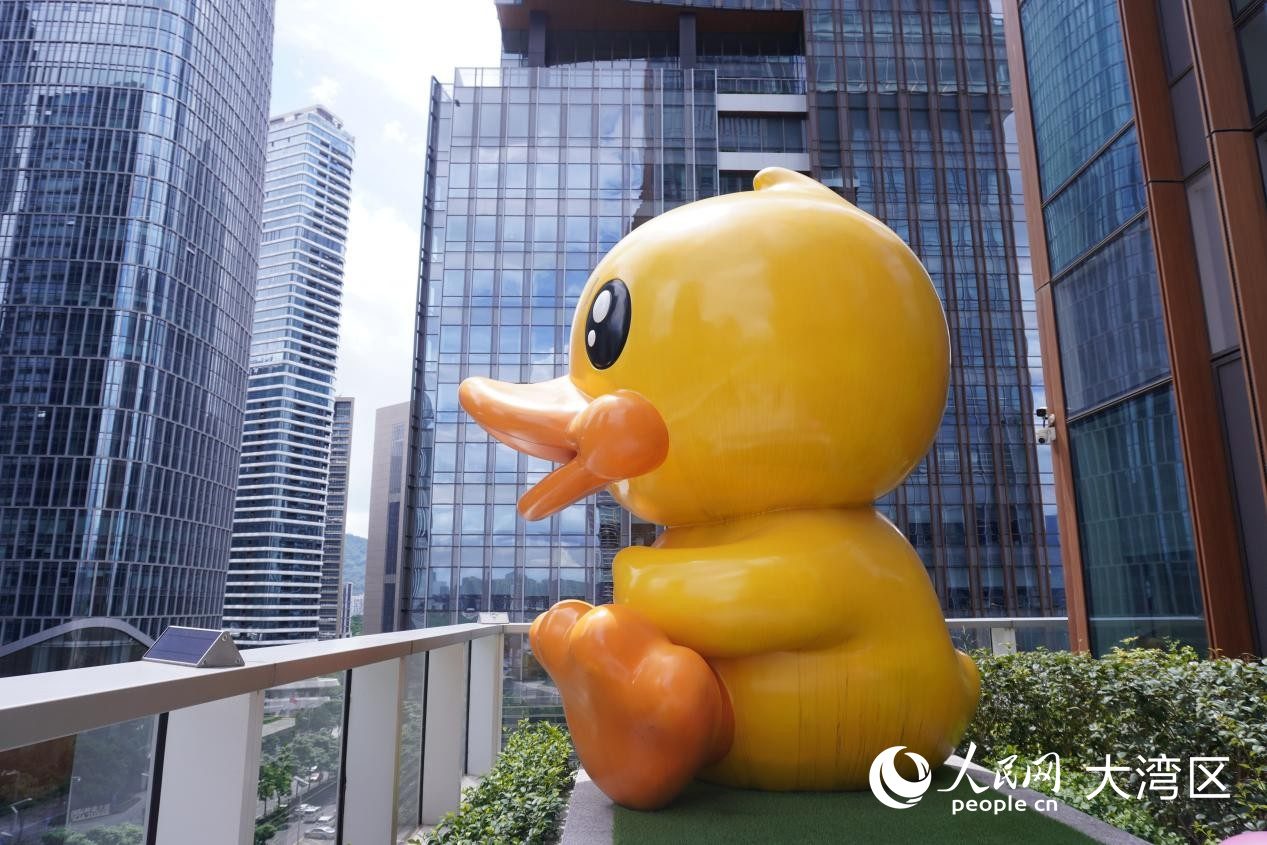 大樓間的小黃鴨模型。 周紅芝攝