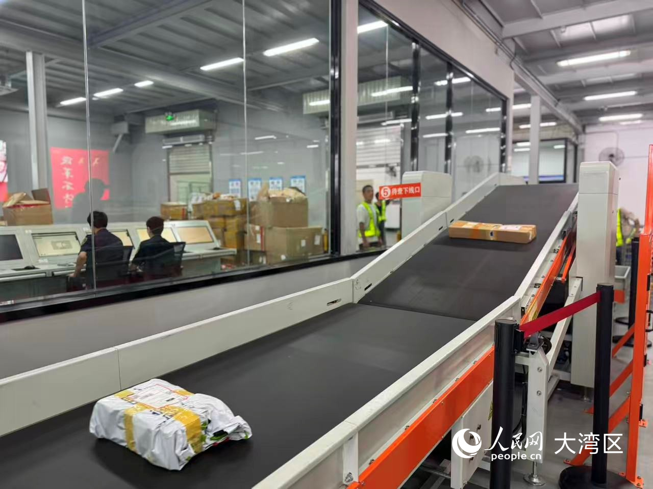 深圳跨境貿(mào)易物流監(jiān)管中心內(nèi)部。 人民網(wǎng)記者 趙健攝