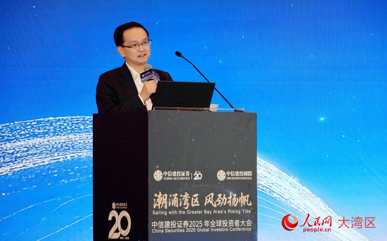 老鋪黃金執(zhí)行董事兼副總經(jīng)理馮建軍現(xiàn)場分享。人民網(wǎng) 嚴小晶攝