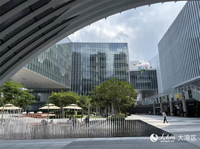 光明文化藝術(shù)中心庭院，舒適座椅與綠植營造宜人公共空間。 人民網(wǎng) 周錦佳攝