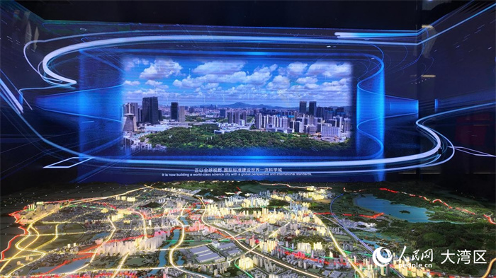 城市規(guī)劃展覽館利用現(xiàn)代科學(xué)技術(shù)展現(xiàn)城市整體樣貌。 人民網(wǎng) 周錦佳攝