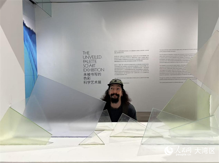 人民網(wǎng)外籍專家馬蒂奧觀看《未被書寫的色彩》科學(xué)藝術(shù)展。 人民網(wǎng) 周錦佳攝