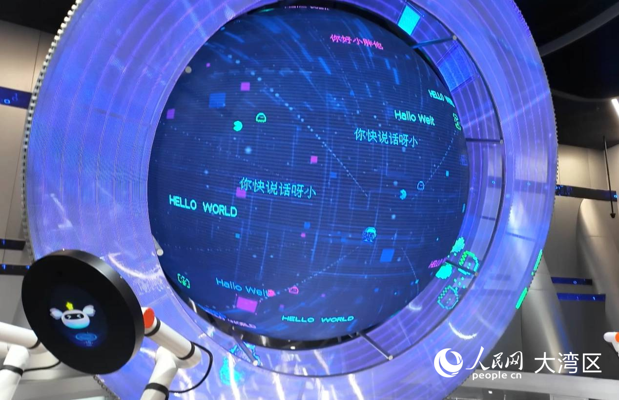 巨大的動態(tài)“瞳孔”正在顯示觀眾輸入的內(nèi)容。 人民網(wǎng) 周錦佳攝