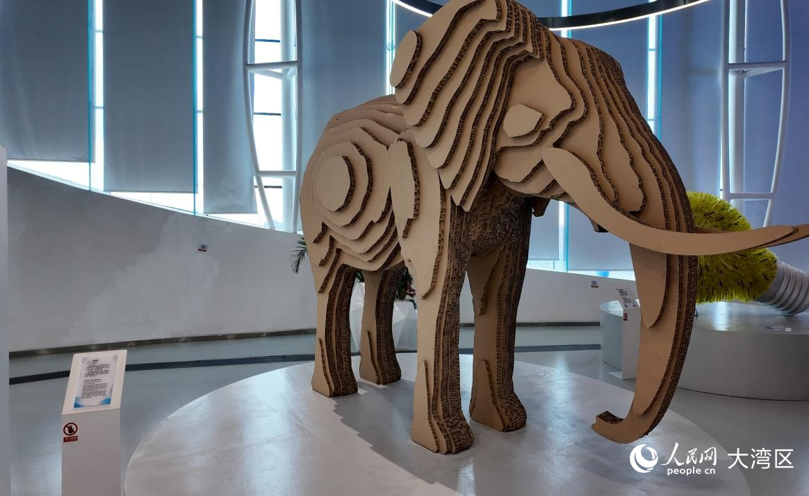 由可回收的紙板拼接成的作品《悟象》。 人民網(wǎng) 周錦佳攝