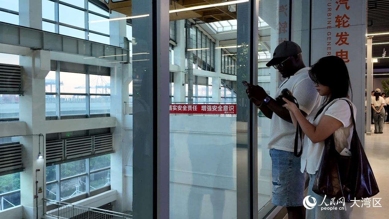 人民網(wǎng)外籍專家正在參觀發(fā)電機組。 人民網(wǎng) 周錦佳攝