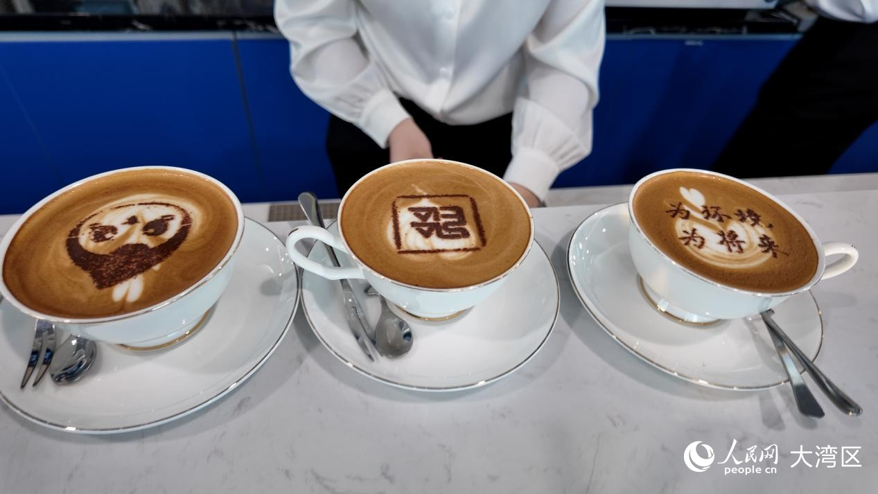 天空吧出售的創(chuàng)意咖啡產(chǎn)品。 人民網(wǎng) 周錦佳攝