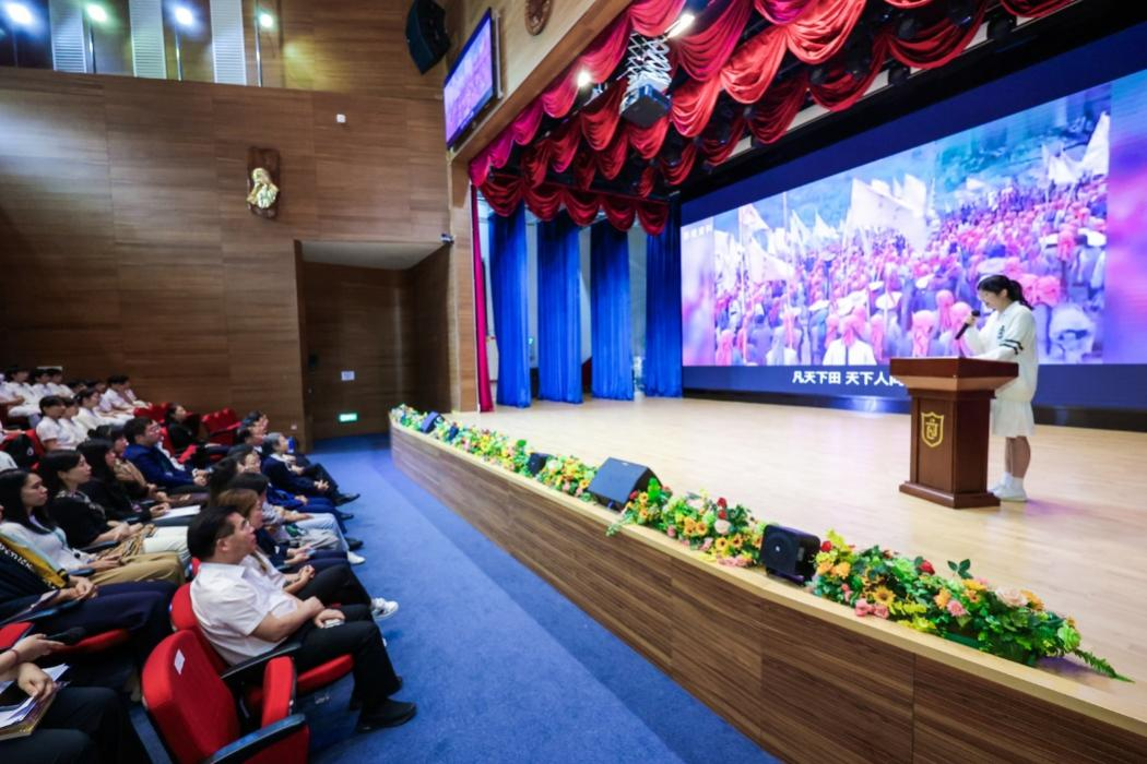 圖為圣若瑟教區(qū)中學(xué)第六校同學(xué)走上舞臺講中國故事。主辦方供圖