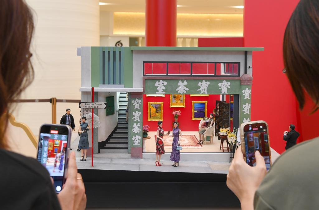 9月22日，媒體記者在微型藝術(shù)展上拍攝作品《芳華玉立》。新華社記者 陳鐸 攝