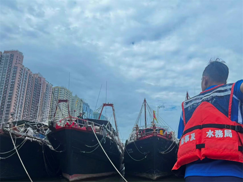 圖為海事及水務(wù)局協(xié)調(diào)漁船進(jìn)港避風(fēng)。澳門特區(qū)海事及水務(wù)局供圖