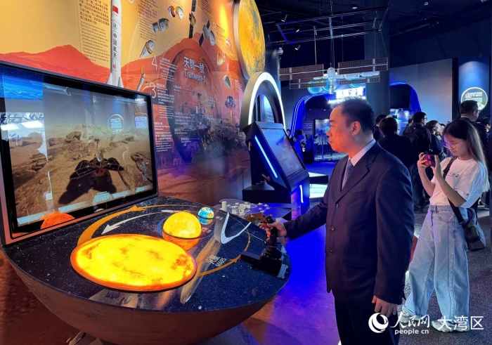 圖為觀眾被展品的參與性、互動(dòng)性深深吸引。人民網(wǎng)記者 富子梅攝