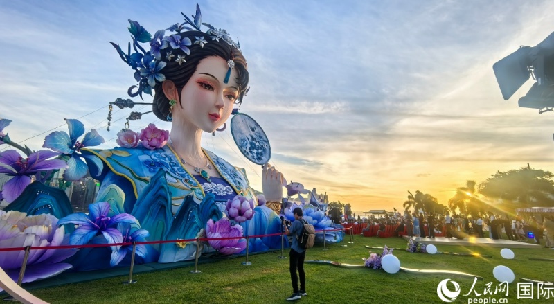 9月29日至10月2日，“迎國慶·華服嘉年華”系列活動在香港西九文化區(qū)舉行?，F(xiàn)場展出四個大型花燈組成的“香江仙子”巨型花燈燈組，其中，主燈“紫霞仙子”高達(dá)12.8米。人民網(wǎng)記者 馮學(xué)知攝