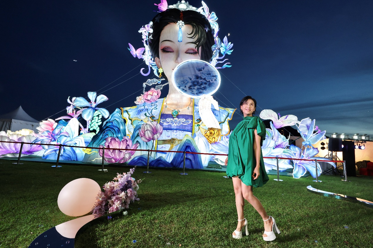 曾在影視作品中扮演“紫霞仙子”的香港女演員朱茵擔(dān)任活動(dòng)代言人。她在活動(dòng)現(xiàn)場(chǎng)接受媒體采訪時(shí)表示，華服很有特色、很美，不論是那個(gè)朝代的服裝都有它獨(dú)特的設(shè)計(jì)，希望借華服嘉年華向外宣揚(yáng)香港的美。紫荊文化集團(tuán)供圖