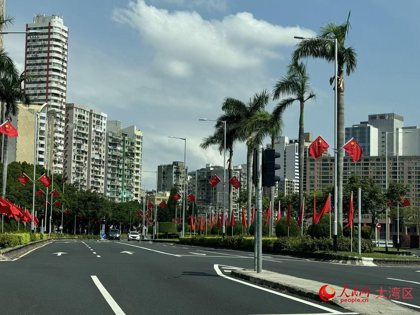 圖為國慶日澳門街頭國旗招展。人民網(wǎng)記者 富子梅攝