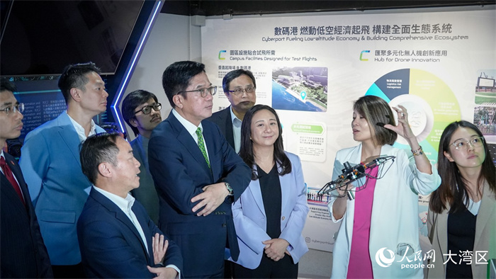 香港特區(qū)政府財(cái)政司副司長黃偉綸（前排左二）和嘉賓參觀展示廳。人民網(wǎng) 吳宇揚(yáng)揚(yáng) 攝