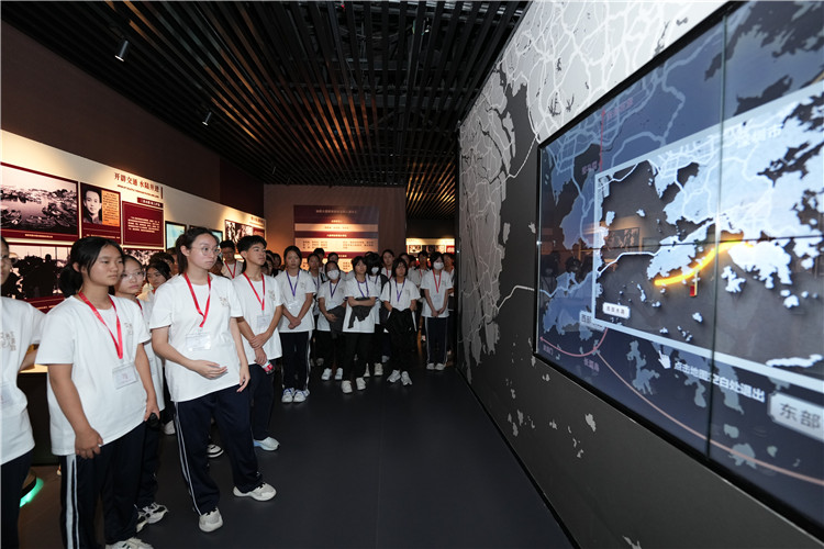 學(xué)生走訪位于深圳的中國(guó)文化名人大營(yíng)救紀(jì)念館。主辦方供圖